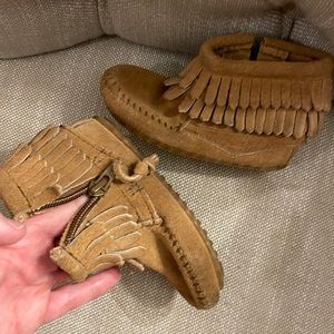 Minnetonka Moccasin high top w Fringe size 5